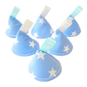 Puede incluir: Cinco conos de tela azul con estrellas blancas impresas. Cada cono tiene una cinta azul claro atada a la parte superior.