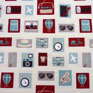 Peut inclure: Un tissu beige avec un motif répétitif d'icônes sur le thème du voyage en rouge, bleu et gris. Les icônes comprennent une boussole, un passeport, un avion, une montgolfière, des lunettes de soleil, un appareil photo, une valise, et plus encore.