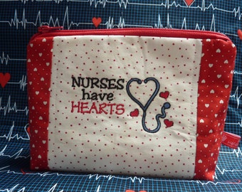 Kosmetiktasche Nurses have HEARTS  gestickter Text Erste Hilfe Calling all Nurses