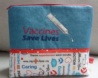 Kosmetiktasche, Vaccines Save Lives, Calling all Nurses, Krankenschwester und Ärzte, gestickter Text