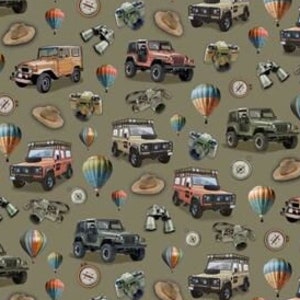 Könnte beinhalten: Ein nahtloses Muster mit verschiedenen Safari-Elementen, darunter grüne, braune und beige Safari-Fahrzeuge, Ferngläser, Kompasse, Hüte und Heißluftballons auf einem khaki-Hintergrund.