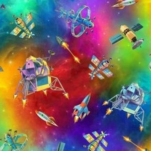 Könnte beinhalten: Ein bunter Regenbogenhintergrund mit einer Vielzahl von Weltraum-Illustrationen, darunter Raketen, Raumschiffe, Satelliten und Mondmodule. Der Hintergrund ist ein lebendiger Mix aus Rot, Orange, Gelb, Grün, Blau und Lila.