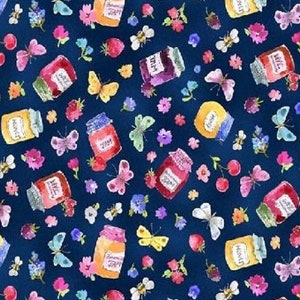 Puede incluir: Una tela azul marino con un patrón repetido de coloridos tarros de mermelada, mariposas y flores. Los tarros tienen diferentes etiquetas, incluyendo "Fresa", "Frambuesa" y "Arándano".