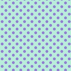 Può includere: Uno schema senza cuciture di pois viola su uno sfondo blu chiaro.