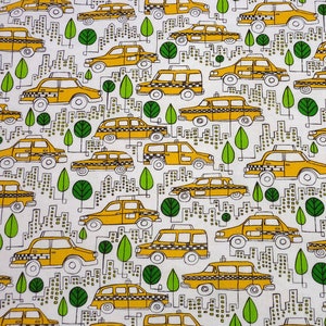 Könnte beinhalten: Weißer Stoff mit einem sich wiederholenden Muster aus gelben Taxis, grünen Bäumen und Stadtlandschaften. Die Taxis haben schwarz-weiße Karodetails. Das Design ist eine skurrile Darstellung des Stadtlebens.