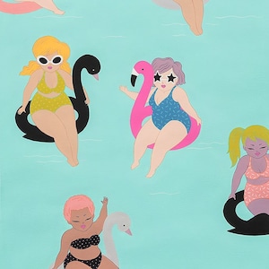 Könnte beinhalten: Eine Illustration von sechs Personen in einem Pool auf verschiedenen aufblasbaren Schwimmtieren. Die Personen tragen alle Badeanzüge und haben unterschiedliche Frisuren und Accessoires. Die Schwimmtiere umfassen einen Flamingo, einen Schwan, ein Einhorn und einen schwarzen Schwan. Der Hintergrund ist hellblau.