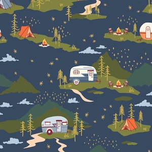 Può includere: Motivo ripetuto a tema campeggio. Il design include illustrazioni di roulotte, tende, falò, alberi, montagne, nuvole e stelle, il tutto su uno sfondo blu scuro. La tavolozza dei colori comprende sfumature di verde, arancione, bianco e beige.
