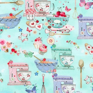 Puede incluir: Un fondo azul turquesa con un patrón repetido de batidoras de cocina, tazones, cucharas y otros utensilios de repostería. Las batidoras son de color rosa, azul y morado. Los tazones son azules y blancos. Las cucharas son de madera y tienen un color marrón claro. El fondo está cubierto con un patrón floral azul claro y blanco.
