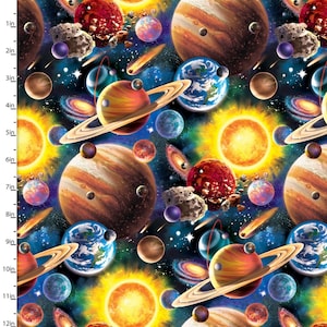 Könnte beinhalten: Ein farbenfroher Stoff zum Thema Weltraum mit einem sich wiederholenden Muster aus Planeten, Sternen und Kometen. Die Planeten sind realistisch dargestellt, mit Ringen, Wolken und Kratern. Der Stoff ist perfekt zum Quilten, für Bastelarbeiten und zur Dekoration des Hauses.