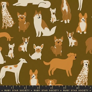 Könnte beinhalten: Ein Stoffmuster mit Illustrationen verschiedener Hunderassen in Braun, Beige und Weiß auf einem dunkelolivgrünen Hintergrund. Die Hunde sind in verschiedenen Posen dargestellt, was ein verspieltes Design ergibt. Der Text "RUBY STAR SOCIETY" befindet sich unten.
