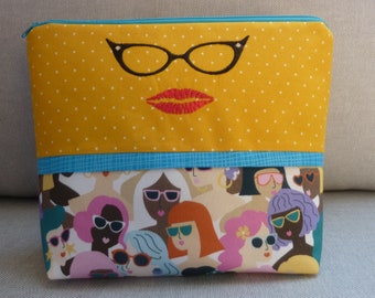 Trousse per cosmetici More is more Iris Apfel occhiali da donna forti e colorati flower power