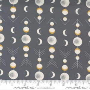 Könnte beinhalten: Ein grauer Stoff mit einem sich wiederholenden Muster aus weißen und gelben Monden, Sternen und geometrischen Formen. Der Stoff ist von Moda Fabrics.