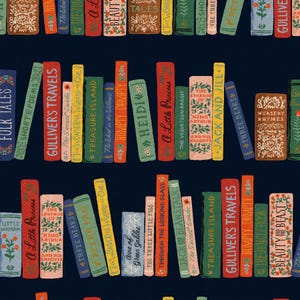 Könnte beinhalten: Ein sich wiederholendes Muster aus farbenfrohen, illustrierten Buchrücken auf dunkelblauem Hintergrund. Titel sind unter anderem "Gullivers Reisen", "Schatzinsel" und "A Little Princess". Die Bücher sind mit floralen und skurrilen Designs verziert.