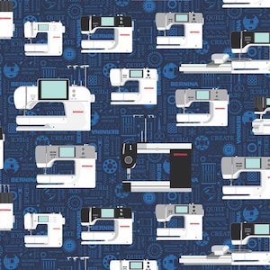 Könnte beinhalten: Ein nahtloses Muster mit verschiedenen weißen und grauen Nähmaschinen auf einem dunkelblauen Hintergrund. Das Design enthält Näh-bezogene Symbole und Texte wie "QUILT" und "BERNINA". Die Maschinen variieren in Größe und Stil und erzeugen ein dynamisches Textildesign.