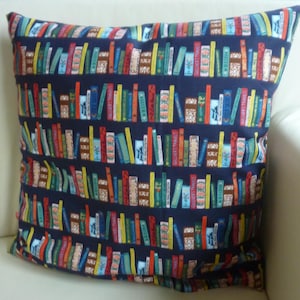 Fodera per cuscino BOOK SHELF Rifle Paper Co Book Club 40 cm x 40 cm tessuto di cotone