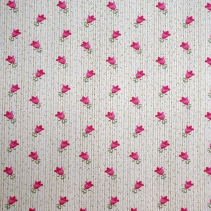 Könnte beinhalten: Ein weißer Stoff mit einem sich wiederholenden Muster aus rosa Blüten. Die Blüten sind in Reihen angeordnet und gleichmäßig verteilt.