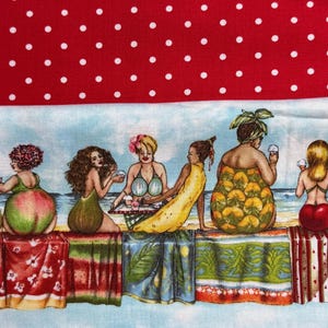 Stoffenpakket Fruit Ladies Beauties on the Beach, 4 complete rijen en 0,5 meter rode katoenen stof met witte stippen.