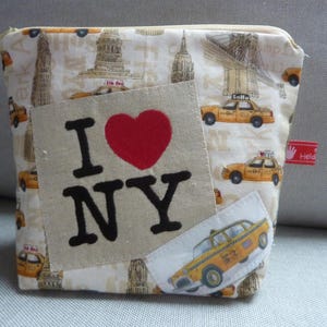 Trousse de maquillage J'adore New York petite globe-trotter Casquette Jaune et Empire Building