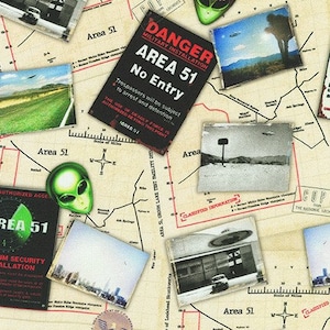 Könnte beinhalten: Eine Karte im Vintage-Stil mit dem Aufdruck "Area 51". Die Karte ist mit kleinen Bildern von UFOs, Außerirdischen und anderen verwandten Bildern bedeckt. Auf einem rot-schwarzen Schild steht "Gefahr Militärische Einrichtung Area 51 Kein Zutritt".