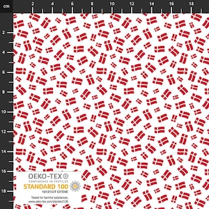 Könnte beinhalten: Weißer Stoff mit einem sich wiederholenden Muster aus roten dänischen Flaggen. Der Stoff ist mit dem Oeko-Tex Standard 100 Logo und dem Text "Vertrauen in Textilien" und "Geprüft auf Schadstoffe" gekennzeichnet.
