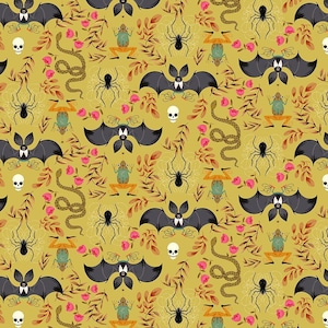 Op de afbeelding: Een naadloos patroon met verschillende griezelige Halloween-illustraties op een gele achtergrond. Het patroon bevat vleermuizen, spinnen, slangen, schedels, kikkers en bladeren.