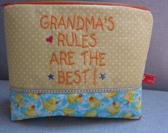 Kosmetiktasche Großmutter Oma Badeente Grandma s rules are the best gestickter Text