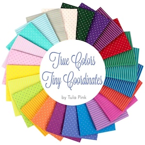 Pode incluir: Uma coleção de 24 quadrados de tecido em várias cores e padrões, incluindo bolinhas, listras e sólidos. Os quadrados de tecido estão dispostos em um círculo com o texto "True Colors Tiny Coordinates by Tula Pink" no centro.