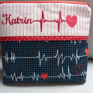 Personalisierte Kosmetiktasche Calling all Nurses mit  Wunschname Krankenschwester Erste Hilfe gestickter Text