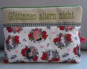 Göttinnen altern nicht Kosmetiktasche Happy Hour Stickerei Statement Tattoo Girl