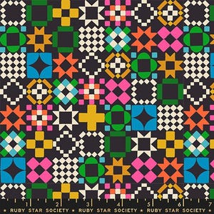 Peut inclure: Un tissu gris anthracite orné d'un motif géométrique répétitif composé de carrés, d'étoiles et de croix multicolores en rose, orange, jaune, vert et bleu, avec une règle blanche imprimée en bas portant l'inscription Ruby Star Society.
