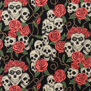 Peut inclure: Un fond noir avec un motif répété de crânes blancs et de roses rouges. Les crânes sont disposés en groupes de trois à cinq et sont entourés de roses avec des feuilles vertes. Les roses sont en pleine floraison et ont une couleur rouge foncé.