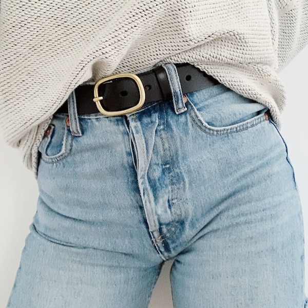 Black Leather Belt with Gold Buckle - Classic Vintage Style - Womens Leather Belt  Womans Belt - 90s Style - Black Belt