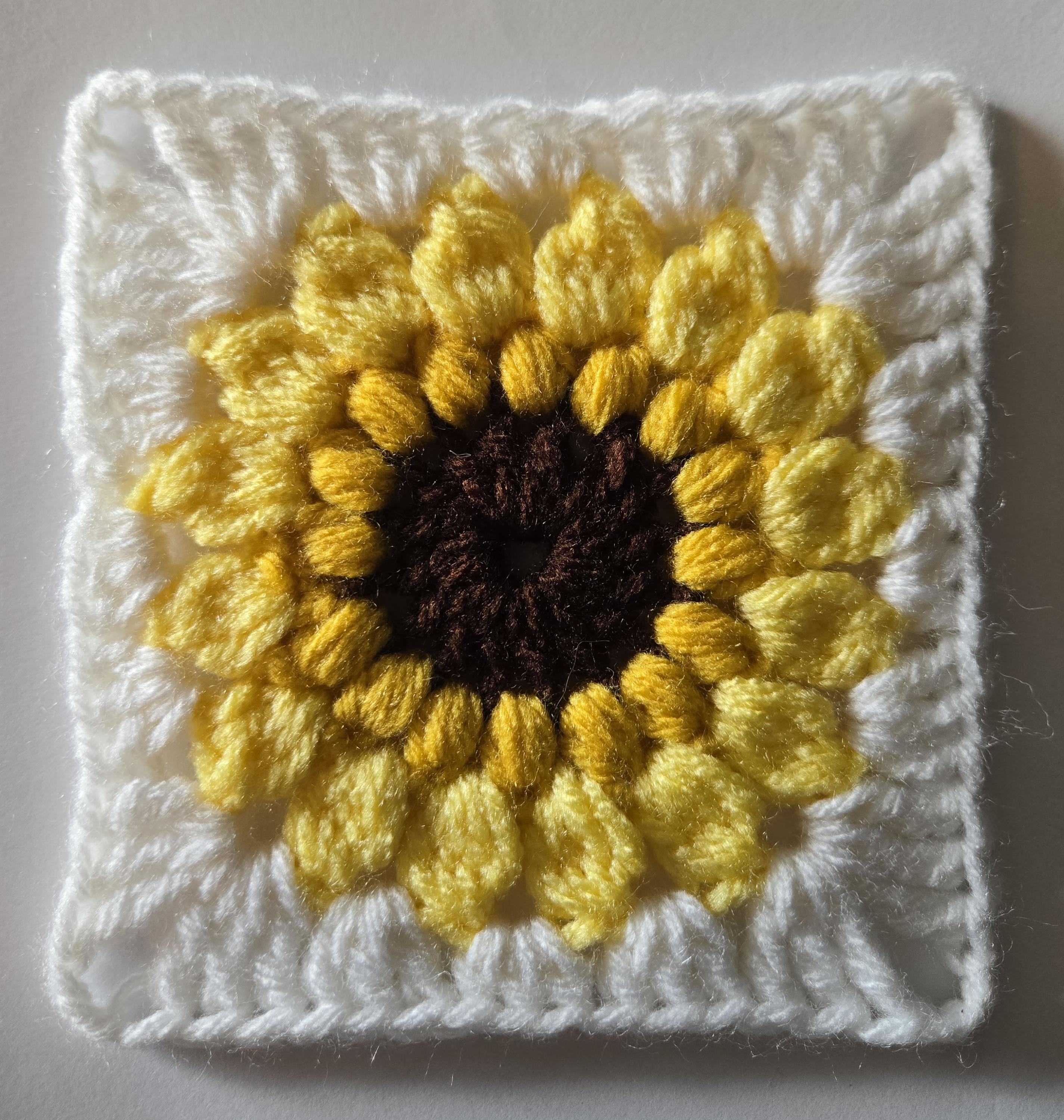 40 Sunflower Granny Square Crochet Patterns for Bright Blankets, Bags, and More 29 Crochet Pattern Sunflower Granny Square