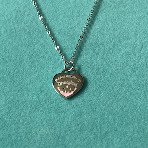 Collar con colgante de plata de ley con corazón de esmalte rosa inspirado en el parque temático #disneyland