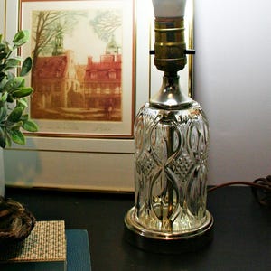 Vintage 1980er Jahre klassische Tischlampe aus klarem diamantgepresstem Kristallglas, Eitelkeits-Boudoir-Tischlampe, Retro-Cottage-Core-Country-Wohndekor
