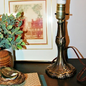 Vintage 1980&#39;s art nouveau style small ornate bronze color metal electric tabletop lamp, Tiffany&#39;s style lamp base, Boudoir accent lamp