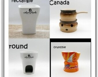 Puede incluir: Un collage de cuatro artículos de cerámica: un calentador rectangular blanco etiquetado como rectangle, una olla de dos piezas marrón y bronceada etiquetada como Canada, un calentador redondo blanco etiquetado como round y un calentador naranja y amarillo Crunchie.