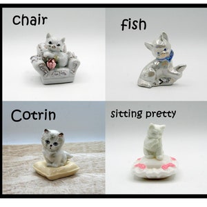 Op de afbeelding: Een vierkante afbeelding met vier keramische kattenbeeldjes. Elke kat heeft een andere pose, waaronder een op een stoel, een die op een vis lijkt, een op een kussen en een op een wolk. De woorden "Chair", "fish", "Cotrin" en "sitting pretty" staan boven elke kat.