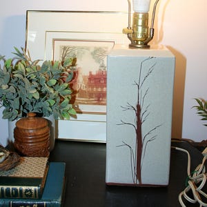 Vintage-Lampenfuß aus Studiokeramik der 1960er Jahre | Tischleuchte mit Baummotiv aus glasierter Keramik | Wohnaccessoire im rustikalen Boho-Cottagecore-Stil
