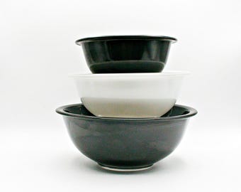 Vintage Pyrex Black white set of 3 nesting mixing bowl made in USA bowl 322, 323, 325, retro modern sleek line kitchen