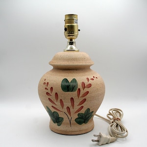 Stara terakotowa ceramika, ręcznie malowana podstawa lampy stołowej, abstrakcyjny wzór kwiatów i liści, lampa ceramiczna z kamionki w stylu boho z lat 70.