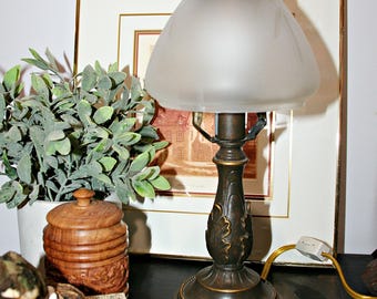 Lámpara de mesa Art Nouveau, lámpara de tocador estilo Tiffany en bronce, pantalla de vidrio esmerilado grabado vintage de 2002, iluminación de acento elegante