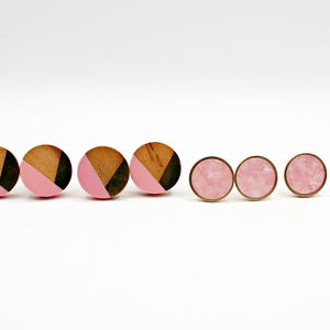Set of 8 Pink Vintage Knobs: 4 Wood with Brass Inlay & 4 Pink with Brass Base, 1980s Retro Hardware for Upcycling