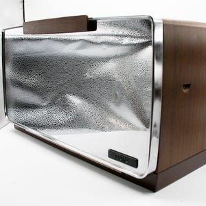 Vintage bread box 1960s chrome and brown Metal made in Canada Beautyware GSW Retro Kitchen decor, Boîte à pain, with Interior Bread Board