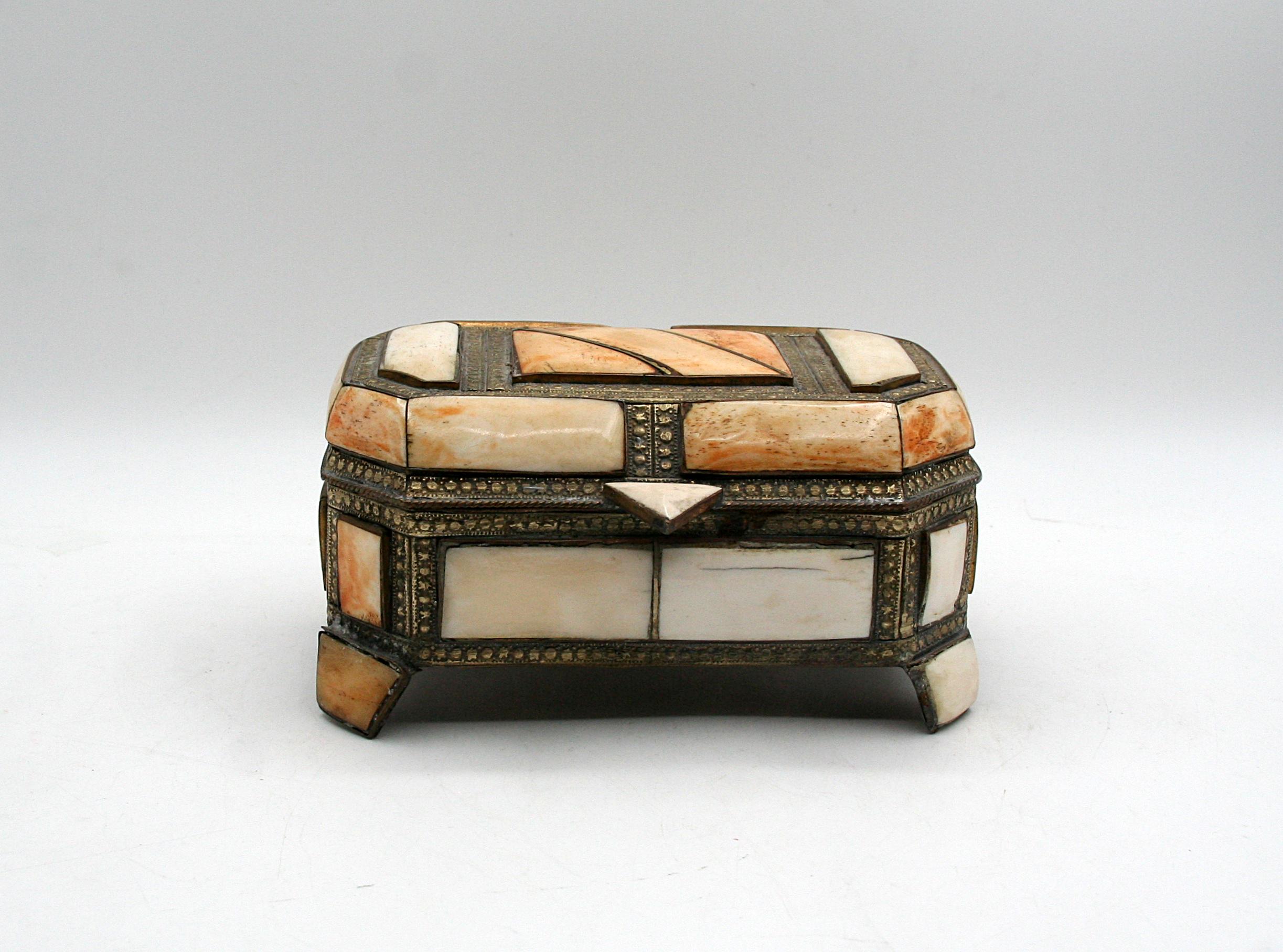 キャメルボーンアート 小物入れ Vintage Moroccan Camel Bone With Brass Trinket Jewelry Box, Velvet