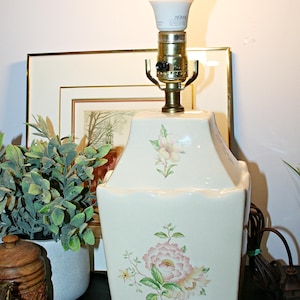 Pied de lampe de table vintage en céramique à motif floral | Grande lampe d'appoint en céramique d'atelier, style crème pastel et fleurs | Décoration intérieure bohème champêtre