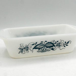 Peut inclure: Plat à four rectangulaire en verre blanc avec un motif floral bleu-vert. Le plat présente un motif de feuilles, de baies et de vignes. Un classique pour la cuisson et le service.