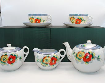 1920～1940年代のヴィンテージ、ブルーラスターウェアの花柄日本製ティーポットセット、カップ2客、ソーサー、クリーマー、シュガーボウル付き。