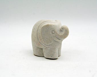 Vintage marmeren olifantenbeeldje, Belgische witte stenen dierensculptuur, MCM woondecoratie, verzamelobject uit de jaren 80, gemaakt in België.