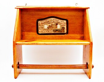 Estantería de pared de cocina de madera vintage con soporte para toallas de papel / Estantería de madera hecha a mano con detalles de lucita, decoración de cocina bohemia estilo cottagecore, estante flotante